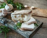 Сало соленое с чесноком