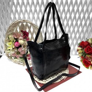 Классическая сумка Ruzma из зеркальной натуральной кожи чёрного цвета.