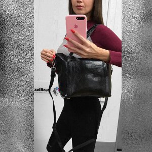 Классическая сумка Ruzma из зеркальной натуральной кожи чёрного цвета.