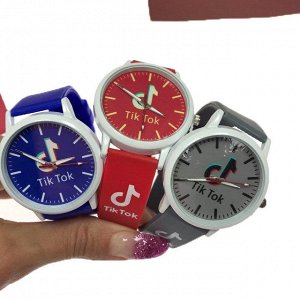 Женские часы Tik-Tok с силиконовым ремешком графитового цвета.