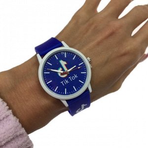 Женские часы Tik-Tok с силиконовым ремешком ультра синего цвета.