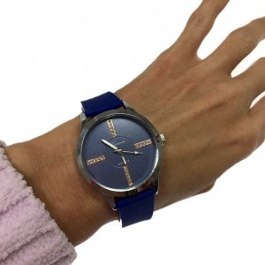 Женские часы Geneva с силиконовым ремешком ультра синего цвета.
