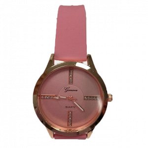 Женские часы Geneva с силиконовым ремешком пудрового цвета.