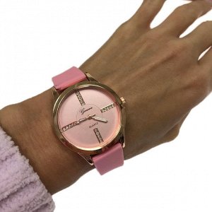 Женские часы Geneva с силиконовым ремешком пудрового цвета.