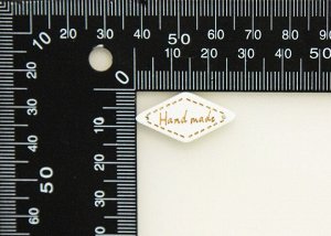 10000044 Шильдик для готового изделия ручной работы "Handmade", ромб, дерево, белый, 5 шт