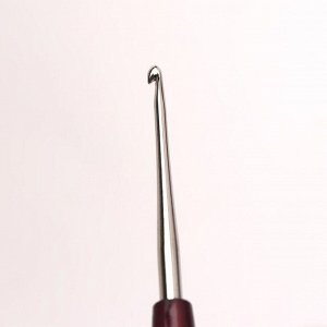 Крючок для вязания, с пластиковой ручкой, d = 1,5 мм, 14 см, цвет бордовый