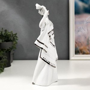 Сувенир керамика "Африканка в национальной одежде" белый с серебром 28х10х14 см