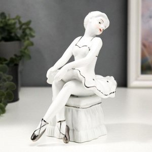 Сувенир керамика "Балерина на пуфике" белый с серебром 18х10х15,5 см