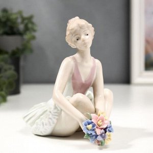 Сувенир керамика "Балерина с букетом цветов после премьеры" белый с золотом 14,5х12х14,5 см   481115