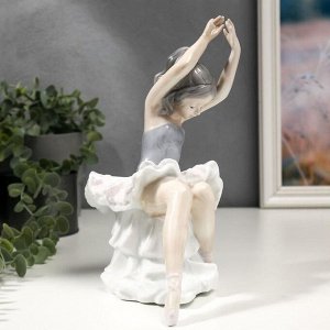 Сувенир керамика "Балерина в волнистой пачке на пуфе" цветной 24х12,5х19,5 см