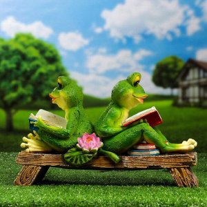 Садовая фигура "Две лягушки с книжками на лавке"