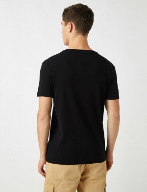 футболка Материал: %100 Хлопок Параметры модели: рост: 188 cm, грудь: 95, талия: 74, бедра: 0 Надет размер: M