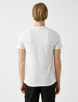 футболка Материал: %100 Хлопок Параметры модели: рост: 191 cm, грудь: 95, талия: 77, бедра: 96 Надет размер: M