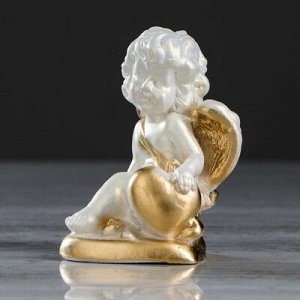 Статуэтка "Ангел на сердечке", цвет перламутровый, декор золотистый, 10 см