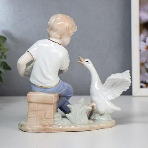 Сувенир керамика "Мальчик с цыплятами и гусём" 19х18х8,8 см