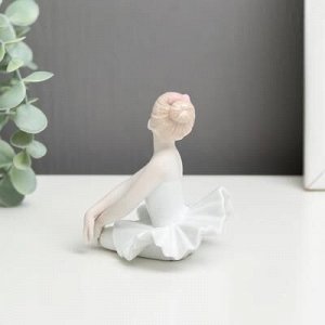 Сувенир "Малышка-балерина в белом платье - Репетиция" 11х13х9,5 см