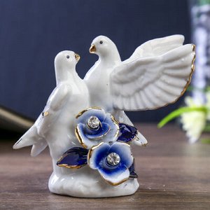 Сувенир керамика "Белые голуби с синими розами" с золотом, стразы 8х9х6 см