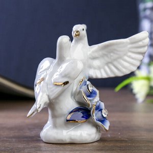 Сувенир керамика "Белые голуби с синими розами" с золотом, стразы 8х9х6 см