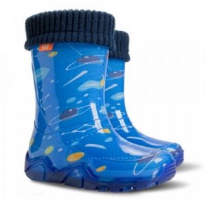 Сапоги STORMER LUX PRINT kosmos
Детские резиновые сапоги Demar (Демар) имеют литую оболочку из ПВХ и съёмный утеплённый чулок из полиэстера, который согревает ногу. Может быть постиран при температуре
