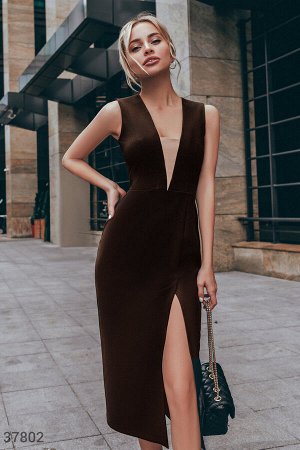 Платье с высоким разрезом