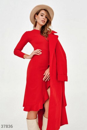 Красное платье с высоким разрезом