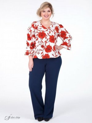 Блузка Изумительная блуза из смесовой ткани с ярким, модным принтом . Горловина V-образной формы. Модель прямого силуэта, с втачным рукавом, длиной 3/4 который оканчивается двумя рядами воланов. На ме
