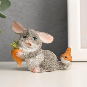 Сувенир полистоун миниатюра "Зайка с морковкой с птичкой на хвосте" 5х4,5х6,5 см
