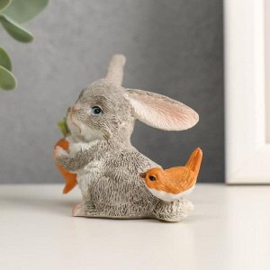 Сувенир полистоун миниатюра "Зайка с морковкой с птичкой на хвосте" 5х4,5х6,5 см