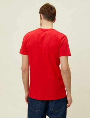 футболка Материал: Параметры модели: рост: 189 cm, грудь: 99, талия: 75, бедра: 99 Надет размер: M