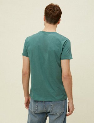 футболка Материал: Параметры модели: рост: 189 cm, грудь: 99, талия: 75, бедра: 99 Надет размер: M