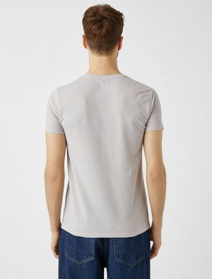 футболка Материал: %50 Хлопок, %50  Полиэстер Параметры модели: рост: 189 cm, грудь: 99, талия: 75, бедра: 99 Надет размер: M