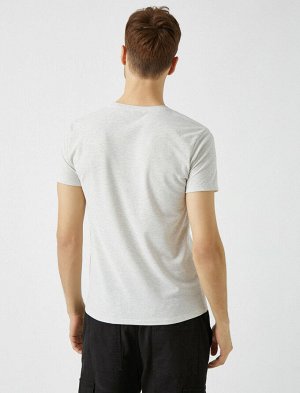 футболка Материал: %70  Полиэстер, %30 Хлопок Параметры модели: рост: 189 cm, грудь: 99, талия: 75, бедра: 99 Надет размер: M