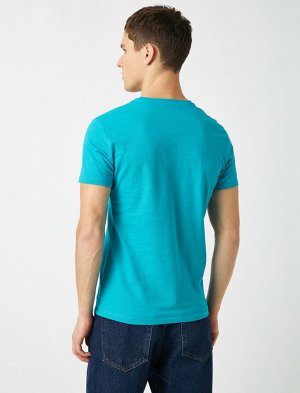 футболка Материал: %50 Хлопок, %50  Полиэстер Параметры модели: рост: 188 cm, грудь: 95, талия: 74, бедра: 0 Надет размер: M