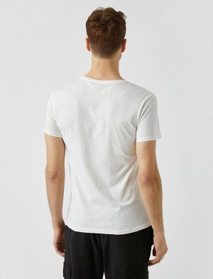 футболка Материал: %100 Хлопок Параметры модели: рост: 189 cm, грудь: 99, талия: 75, бедра: 99 Надет размер: M