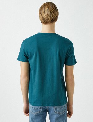 футболка Материал: %100 Хлопок Параметры модели: рост: 191 cm, грудь: 95, талия: 77, бедра: 96 Надет размер: M