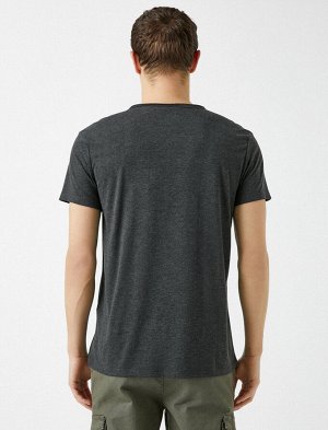 футболка Материал: Параметры модели: рост: 188 cm, грудь: 96, талия: 78, бедра: 0 Надет размер: M