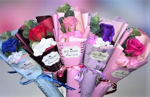 Букет цветов из мыла в подарочном пакете со светящейся гирляндой