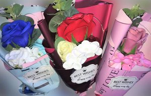 Букет цветов из мыла в подарочном пакете со светящейся гирляндой