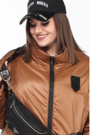Весна Модная куртка в спортивном стиле из ткани «Лаке» от LADY SECRET, станет вашим лучшим решением при выборе верхней одежды. Воротник отложная стойка, рукав втачной на спущенной пройме с эластичной 