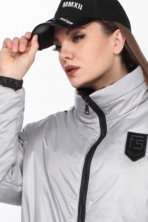 Весна Модная куртка в спортивном стиле из ткани «Лаке» от LADY SECRET, станет вашим лучшим решением при выборе верхней одежды. Воротник отложная стойка, рукав втачной на спущенной пройме с эластичной 