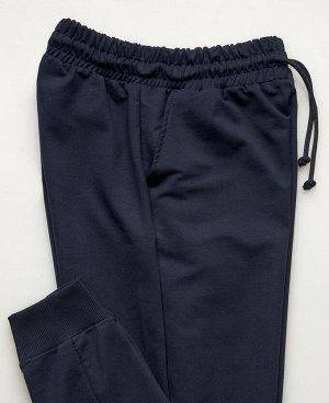 Спорт SAO 8255K
Мужские спортивные брюки имеют удобные боковые карманы, пояс с эластичной резинкой + фиксирующий шнурок. Выполнены из смесовой ткани на основе хлопка с добавлением полиэстера и лайкры.