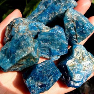 Натуральный голубой апатит, необработанный камень