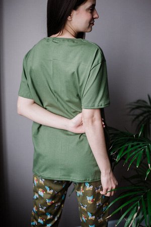 Пижама Ткань: Кулирка (100% хлопок)
Год: 2021
Страна: Россия
Удобная пижама: свободная футболка с коротким рукавом и брюки на манжете, пояс на резинке.
42 размер: длина по спинке - 66 см, длина рукава