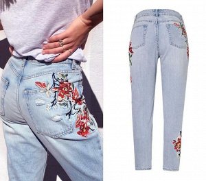 Женские джинсы мом, принт "Цветы", потертости, цвет голубой