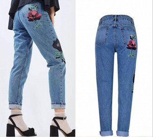 Женские джинсы мом, вышивка "Цветы", цвет синий