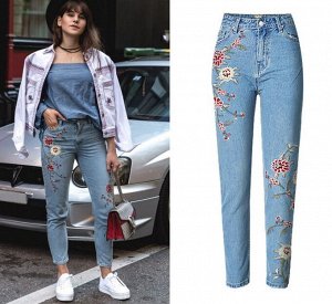 Женские джинсы мом, вышивка "Цветы", цвет голубой