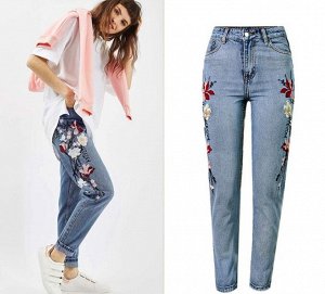 Женские джинсы мом, вышивка "Цветы и надписи", цвет голубой