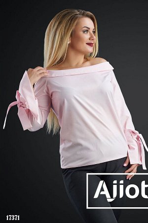 Блузка бледно-розового цвета с открытыми плечиками