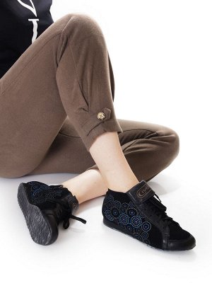 Ботинки Страна производитель: Китай
Вид обуви: Ботинки
Сезон: Весна/осень
Размер женской обуви x: 36
Полнота обуви: Тип «F» или «Fx»
Материал верха: Замша
Материал подкладки: Байка
Форма мыска/носка: 