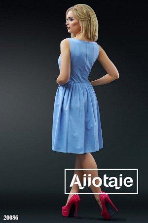 Платье голубого цвета с отрезной юбочкой